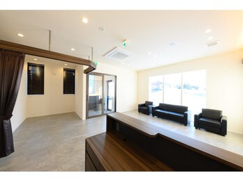 フルライフ(FULL LIFE)/広々とした落ち着いた待合室