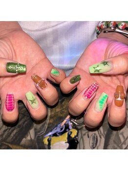 鮮やかなブルーが目を引きます♪
