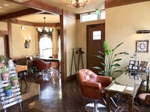 サロンドフォーエイチ(salon de 4H)の雰囲気（cafe風インテリアの店内。落ち着く空間と楽しい時間を提供します）