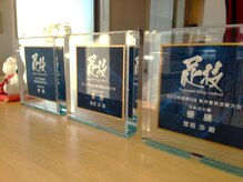 東洋整体 静岡院の雰囲気（駐車場も3台完備。青い大きい看板とLED電飾看板が目印です。）