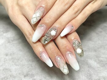 ミルティー(Milty)/White gradation jewelry nail