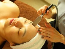 ほうれい線・たるみケアでフェイスラインをキュッ小顔効果抜群！