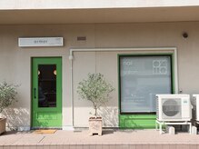 アーマー 六甲店(armor)の雰囲気（緑の扉とオリーブの木でお出迎え）