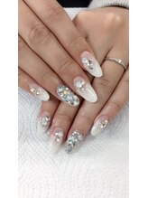 ネイルサロンアンドスクール ヴィタリティ(Vita-lity)/ホワイトでゴージャスに