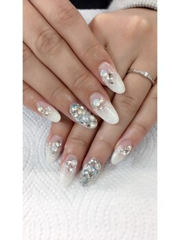 ネイルサロンアンドスクール ヴィタリティ(Vita-lity)/ホワイトでゴージャスに