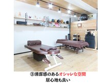 美骨整体シマサキ(SHIMASAKI)の雰囲気（木と黒をモチーフに落ち着くオシャレな空間になっています！）