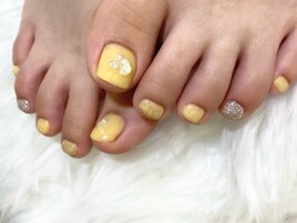 シンプルイエローフットネイル