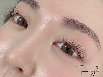 ツインエイト(Twin Eight)の写真/《キープ力が自慢》高級素材+卓越した技術で持ちの良さ抜群！美しい目元が持続♪まつ毛パーマ/束感まつ毛