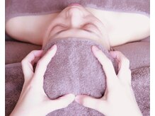 整体院アリエの雰囲気（ヘッドスパと頭蓋骨矯正を兼ねている頭ほぐしで首肩をゆるめます）