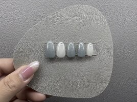 ブルーラメ×白ネイル