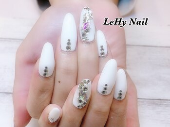 レヒネイル(LeHy nail)/ワンカラー×ビジューネイル
