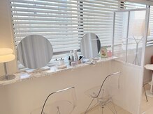 ポムル(pomure.)の雰囲気（メイクスペースにはコスメもたくさん！お出かけ前にも♪）