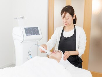 Luminage【ルミナージュ】辻堂 小顔/たるみ/リフトアップ/艶肌/施術風景-リフショック