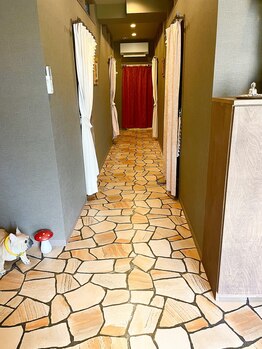 アジアンリラクゼーション ヴィラ 北大通り店(asian relaxation villa)/ロビーからお部屋へ