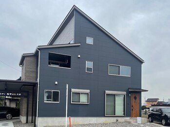 ドットカノア(.Kanoa)/サロン外観(看板が出てる入口へ)