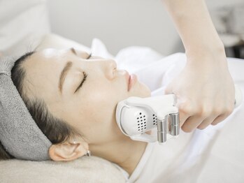 レヴェリー(RIVERIE)の写真/【マシン×ハンドの相乗効果◎】お肌深層部の汚れを浮かせて徹底除去！透明感＆毛穴の引き締まりを実感◇