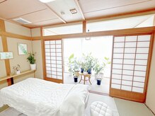 ベイシル(baycils)の雰囲気（緑と光に包まれたお宿の中にある隠れ家サロンです。）