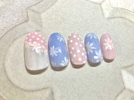 ガーベラとドットのネイル
