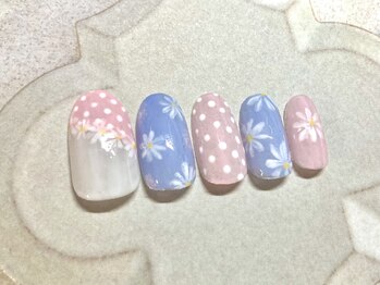 キュント(Qun’t)/ガーベラとドットのネイル