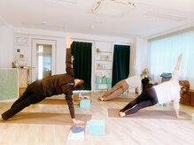 南林間駅前スタジオ メローヨガ(Mellow-Yoga)の雰囲気（少人数制のスタジオレッスンでのびのびと動く♪40～50代に人気♪）