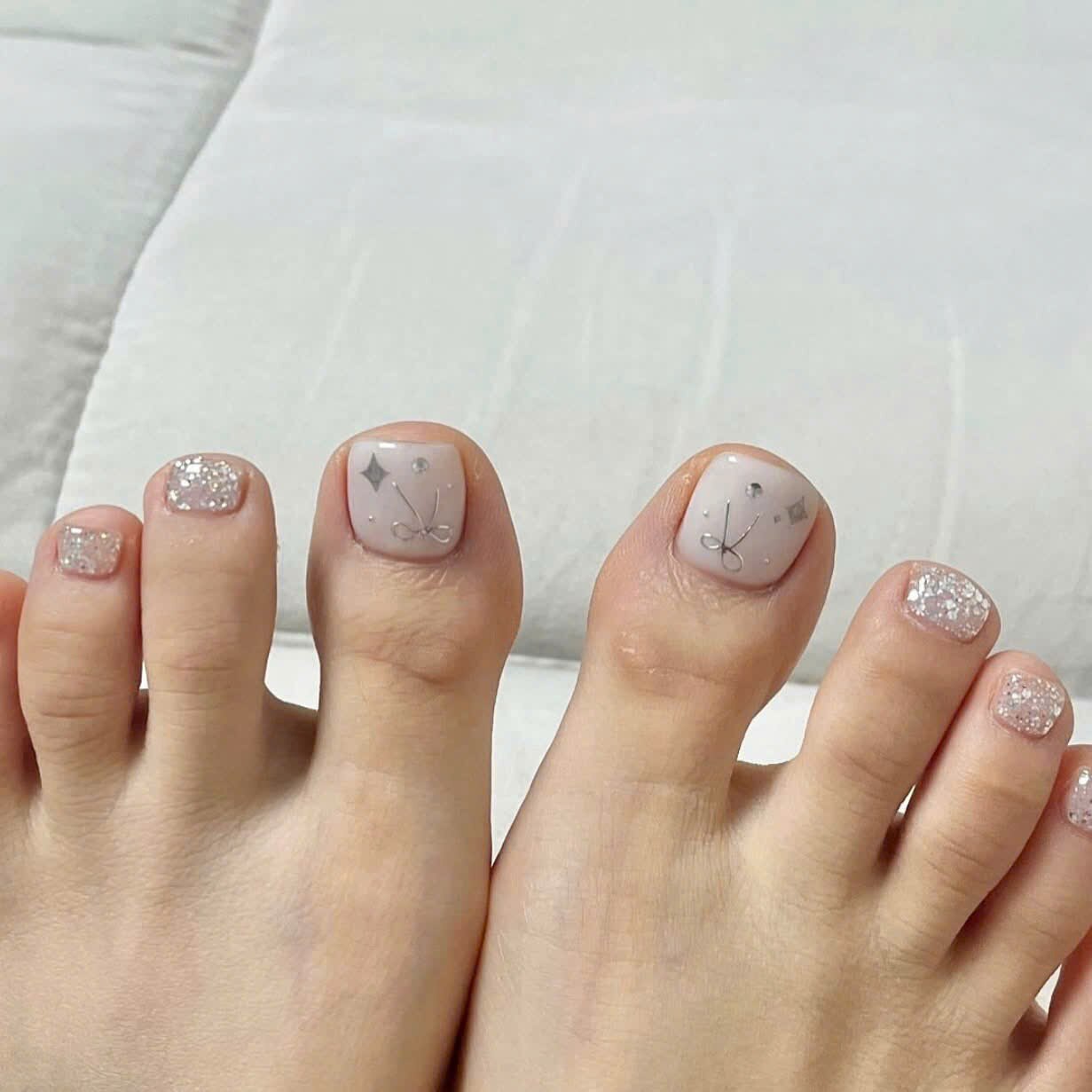 2026年冬トレンド】ホワイト ワンカラー フットのネイルデザイン集