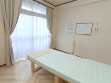 ポノヘア(PoNohea)の雰囲気（施術部屋です。神経模型図や人体模型を用いてお伝えしています。）