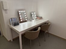 カレン アイビューティー(Karen Eyebeauty)の雰囲気（清潔感と上品さ漂う落ち着いたメイクブース空間）