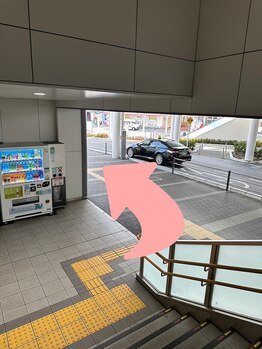 メノア 茨木駅前店(menoa)/階段を降りて左に曲がります