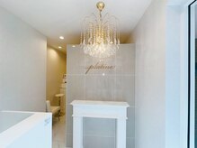 Platine白金高輪【眉毛/まつげパーマ/LEDマツエク】【3/2 NEW OPEN（予定）】/華やかなシャンデリアでお出迎え