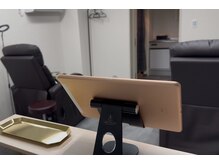 眉毛の匠の雰囲気（シンプルながらも落ち着く雰囲気の入り口カウンターです。）