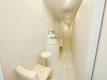 Platine白金高輪【眉毛/まつげパーマ/LEDマツエク】【3/2 NEW OPEN（予定）】/白とゴールドを基調にした店内