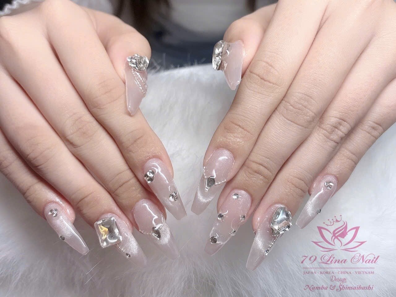 2026年冬トレンド】ホワイト ワンカラー ハンドのネイルデザイン集