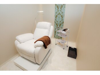 ハバナ(HAVANA)の写真/〈１部屋づつ仕切り有で周りを気にせず施術が受けられる！〉19時迄営業なので、お仕事帰りもリラックス…♪