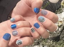 ノラ ミナミアオヤマ(NORA MINAMIAOYAMA)/ブルーのキラキラネイル