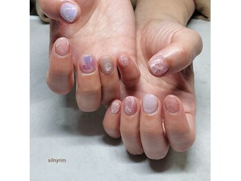 シルニー リム(Silny rim)/アシンメトリーニュアンスネイル