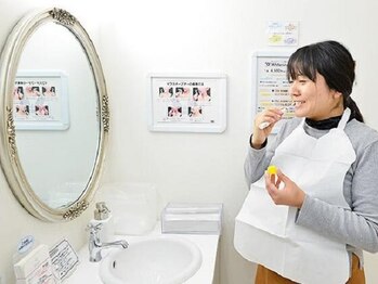 ホワイトニングバー 高崎店/◇専用の歯磨き粉で歯を磨く
