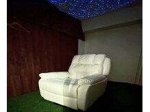 サードプレイスの雰囲気（プラネタリウムの個室で周りを気にせずおくつろぎください）