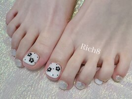 モノトーンフラワーフットネイル