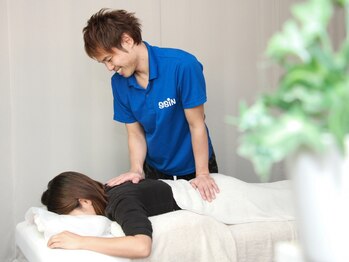 リラクゼーションマッサージ ソウシン(SOSiN)の写真/【難関のトレーナー資格取得!】体の事を知り尽くしているからこその高技術!23時半迄営業で仕事終わりにも◎