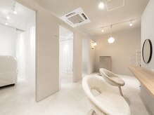アンドシー 西宮北口店(and she.)の雰囲気(落ち着く空間♪メイクスペース完備なのでお出かけついでにも◎)