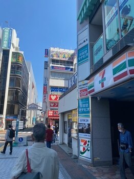 アイラ 平塚店(EYELA)/少し進むとセブンイレブン
