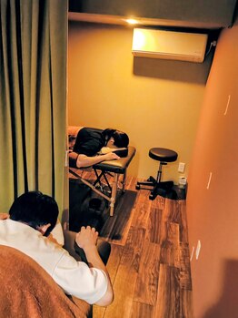 いやしとほぐし 桃谷店の写真/大切なあの人と一緒にマッサージを。ペアでご来店出来ます！人数様分のご予約を★