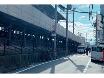 リラクゼーションハウス 晴/線路に沿ってまっすぐと