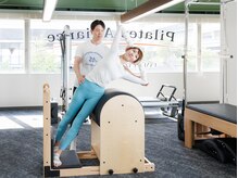 ピラティスアライアンス たまプラーザスタジオの雰囲気（ラダーバレル2台、ロウ・ハイチェア・スパインコレクターなども）