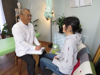 済生整体院/まずは受付からスタート