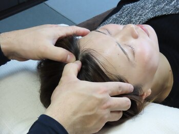 結(Yui)の写真/【ドライヘッドスパ】気持ち良い絶妙な力加減で、頭皮全体をマッサージ◎施術後は目元・頭がスッキリ爽快♪
