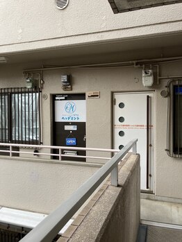 ヘッドミント 西宮北口店/階段上がって右手にあります
