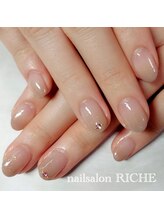 リッシュ(RICHE)/ベージュのグラデーションネイル