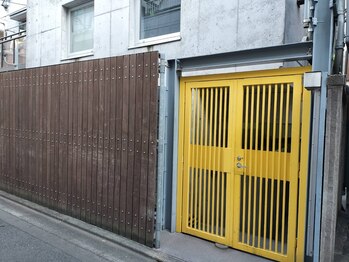 小顔ウナ学芸大学店(UNA)/マンション入口（目印は黄色門）