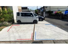 コス(KOS)の雰囲気（駐車場/道路手前のタイルに沿ってお停めください）